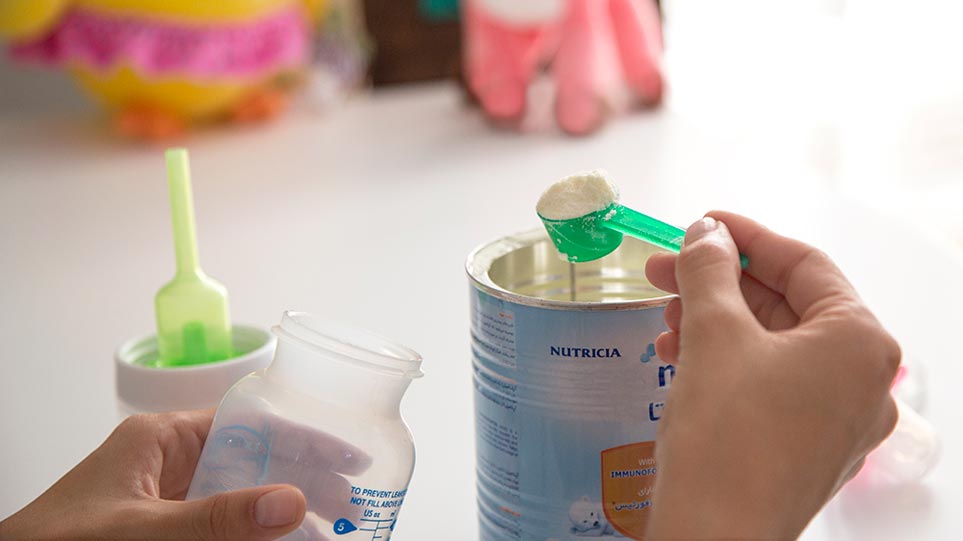 هر آنچه باید در مورد تغذیه کودک با شیر خشک بدانید